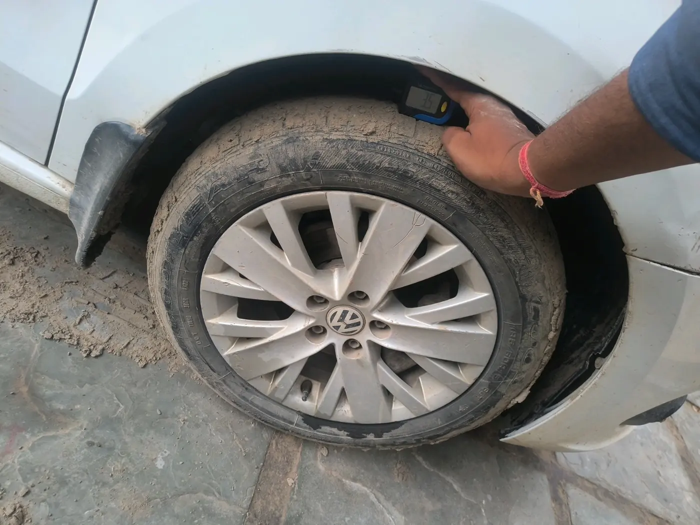 2015 Volkswagen Vento HIGHLINE DIESEL 1.5, Diesel, Manual, 1,66,801 km, tyre