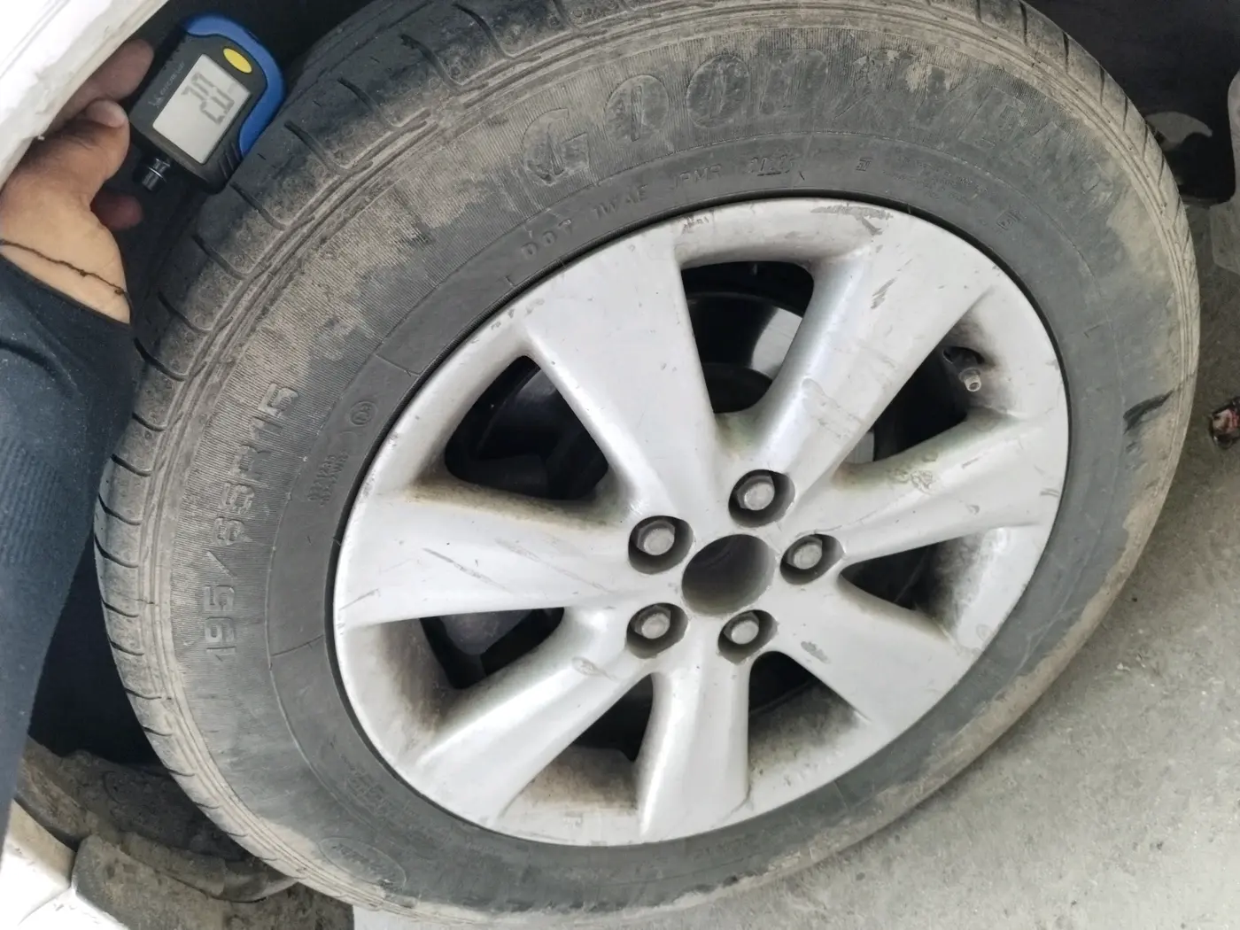 2011 Toyota Corolla Altis G PETROL, CNG, Manual, 1,47,458 km, tyre