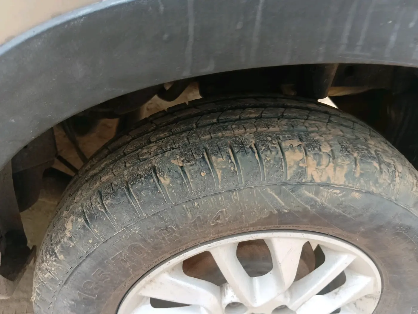 2016 Mahindra Kuv100 K8 6 STR, Petrol, Manual, 56,087 km, tyre