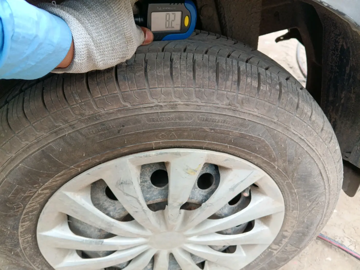 2014 Maruti Swift VXI, CNG, Manual, 97,113 km, tyre
