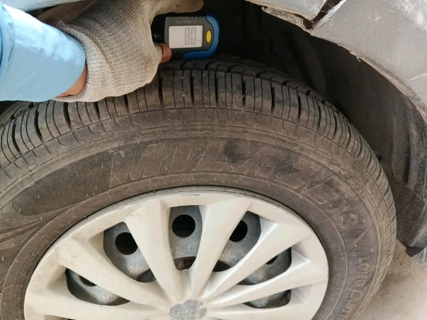 2014 Maruti Swift VXI, CNG, Manual, 97,113 km, tyre