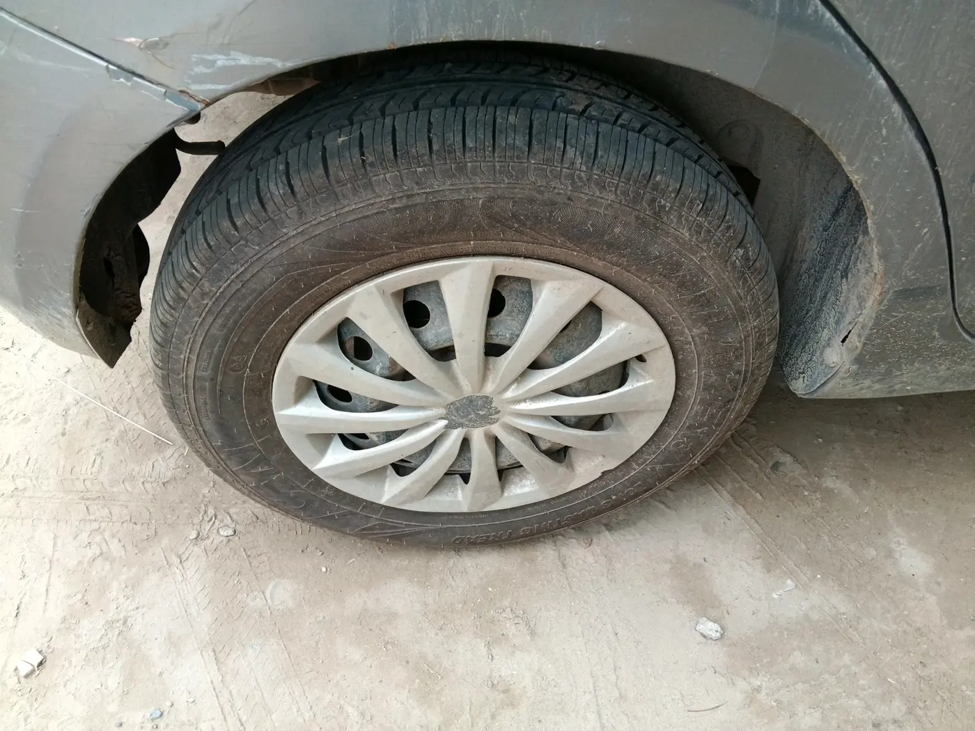 2014 Maruti Swift VXI, CNG, Manual, 97,113 km, tyre