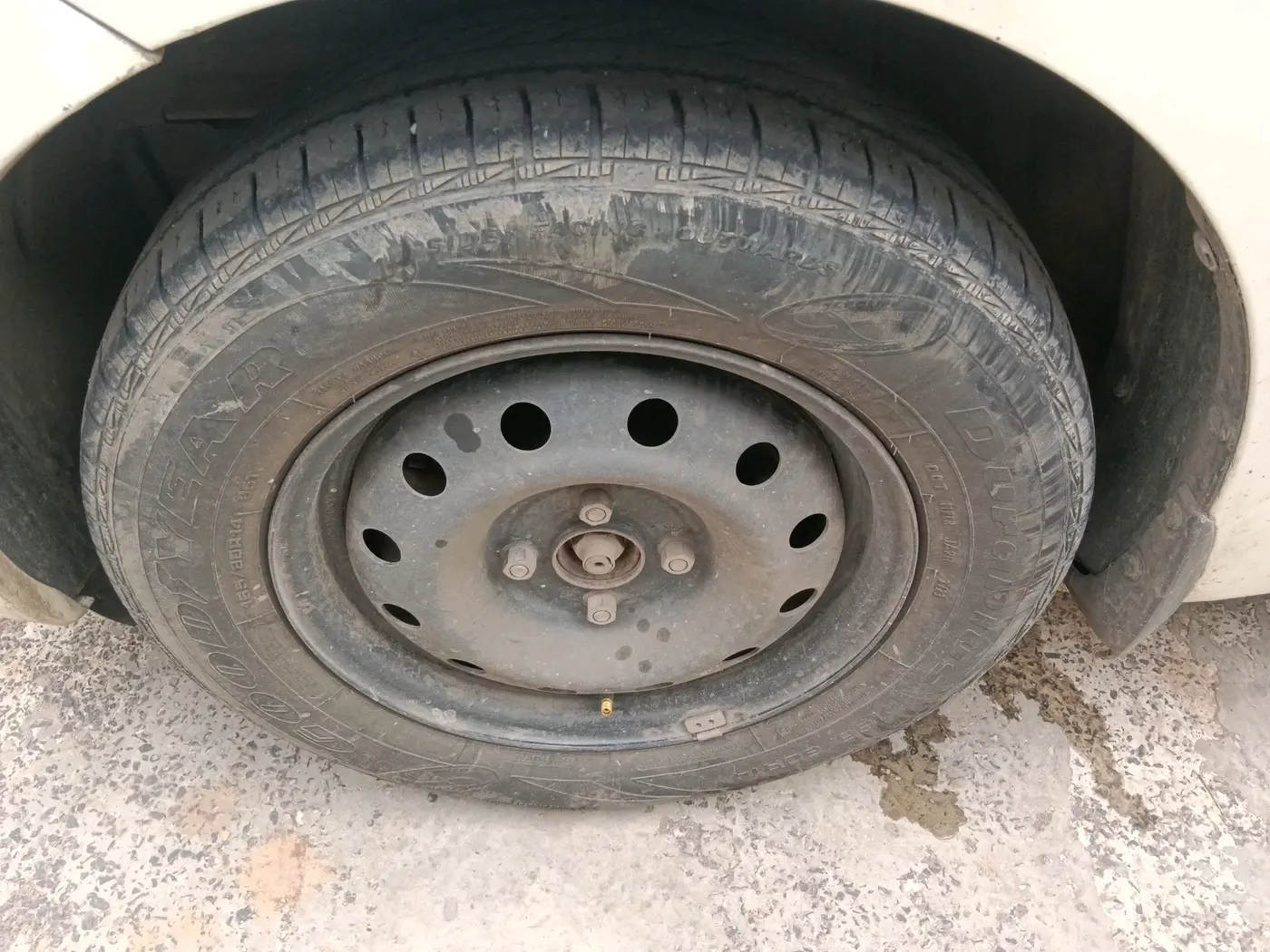 2022 Maruti Dzire VXI CNG, CNG, Manual, 1,04,020 km, tyre