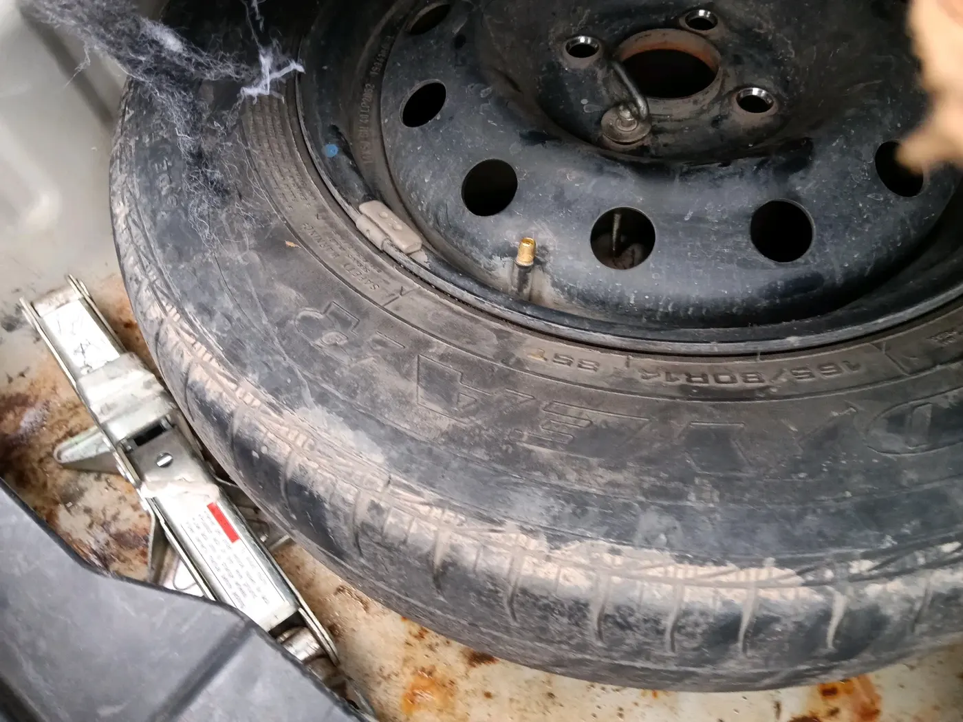 2022 Maruti Dzire VXI CNG, CNG, Manual, 1,04,020 km, tyre