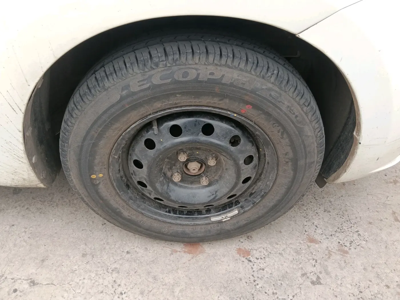 2022 Maruti Dzire VXI CNG, CNG, Manual, 1,04,020 km, tyre