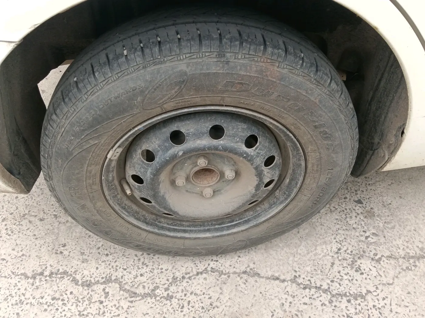 2022 Maruti Dzire VXI CNG, CNG, Manual, 1,04,020 km, tyre