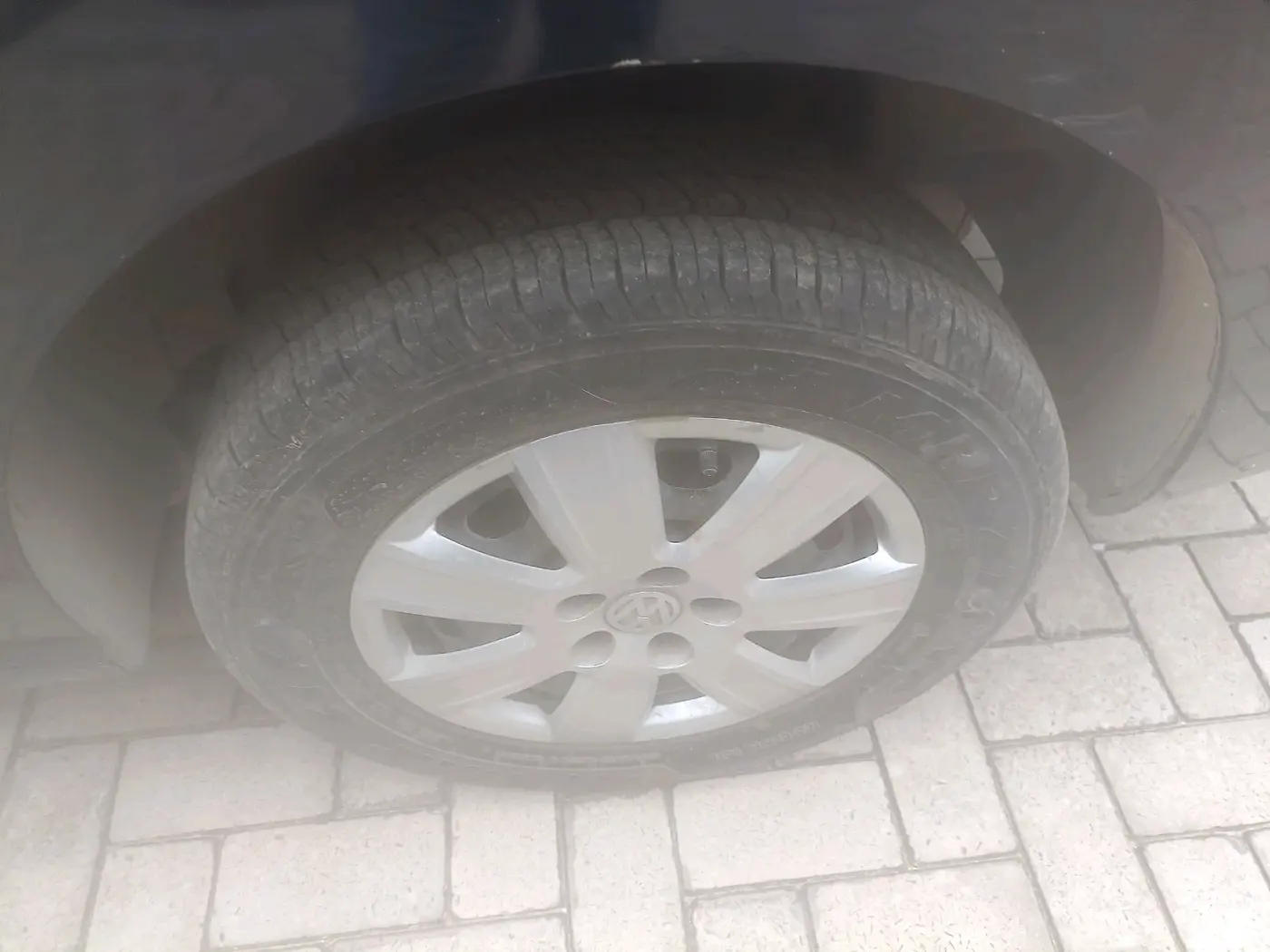 2011 Volkswagen Vento TRENDLINE 1.6, Petrol, Manual, 1,19,456 km, tyre