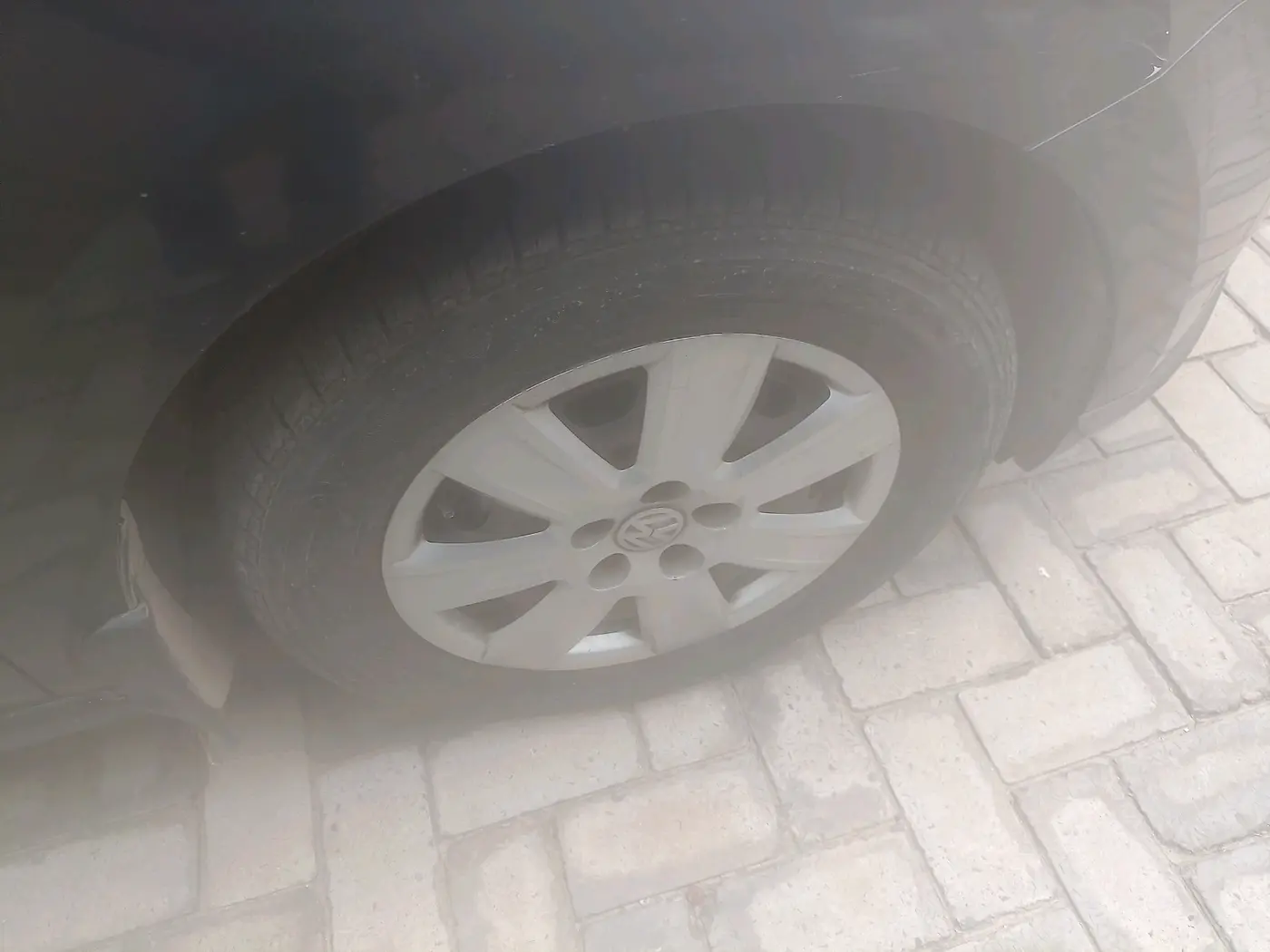 2011 Volkswagen Vento TRENDLINE 1.6, Petrol, Manual, 1,19,456 km, tyre