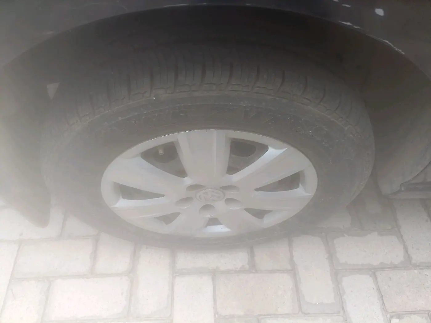 2011 Volkswagen Vento TRENDLINE 1.6, Petrol, Manual, 1,19,456 km, tyre