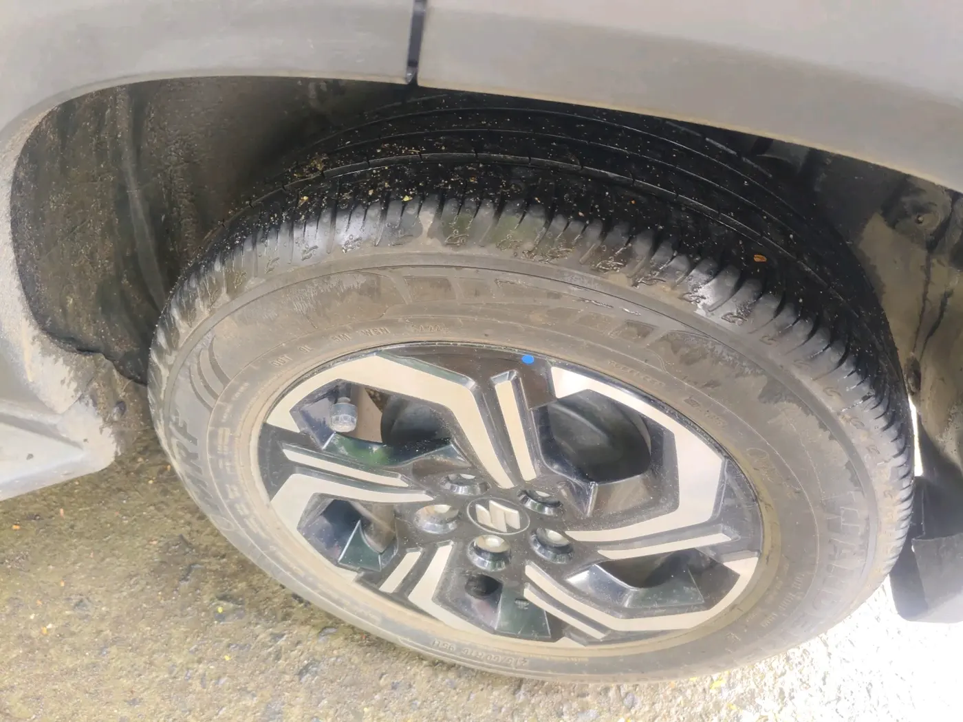2023 Maruti BREZZA ZXI + SMART HYBRID, Petrol, Manual, 25,464 km, tyre
