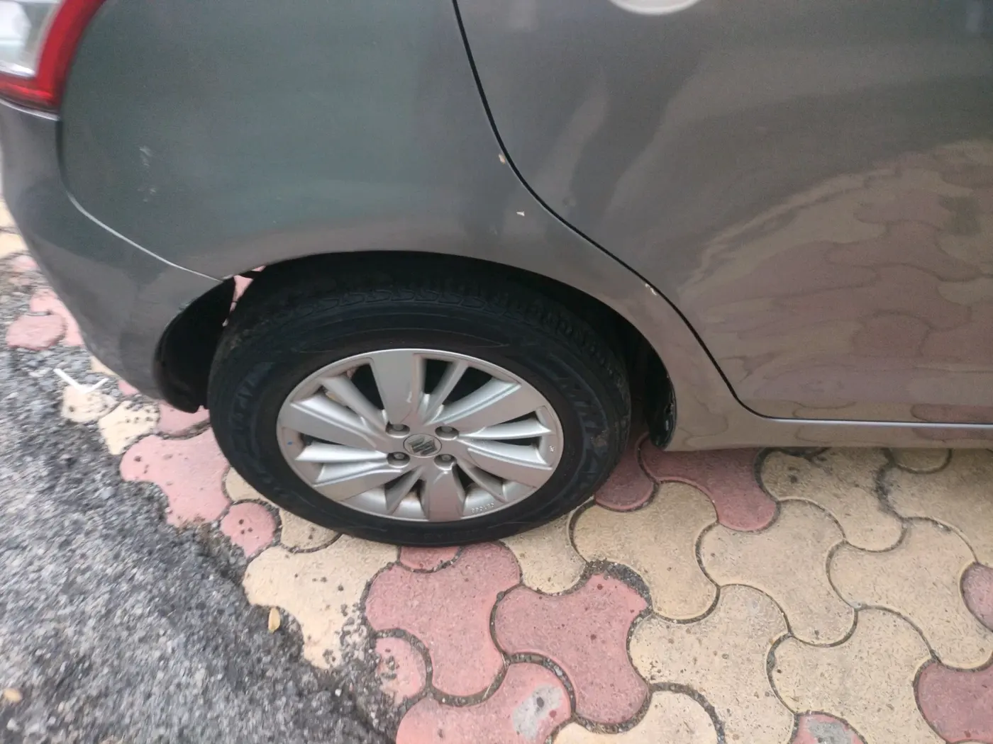 2015 Maruti Swift ZXI, Petrol, Manual, 1,15,220 km, tyre