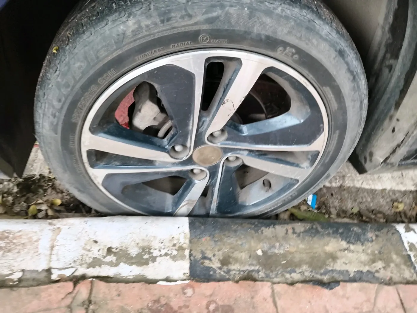 2023 Tata ALTROZ XZ CNG, CNG, Manual, 98,916 km, tyre