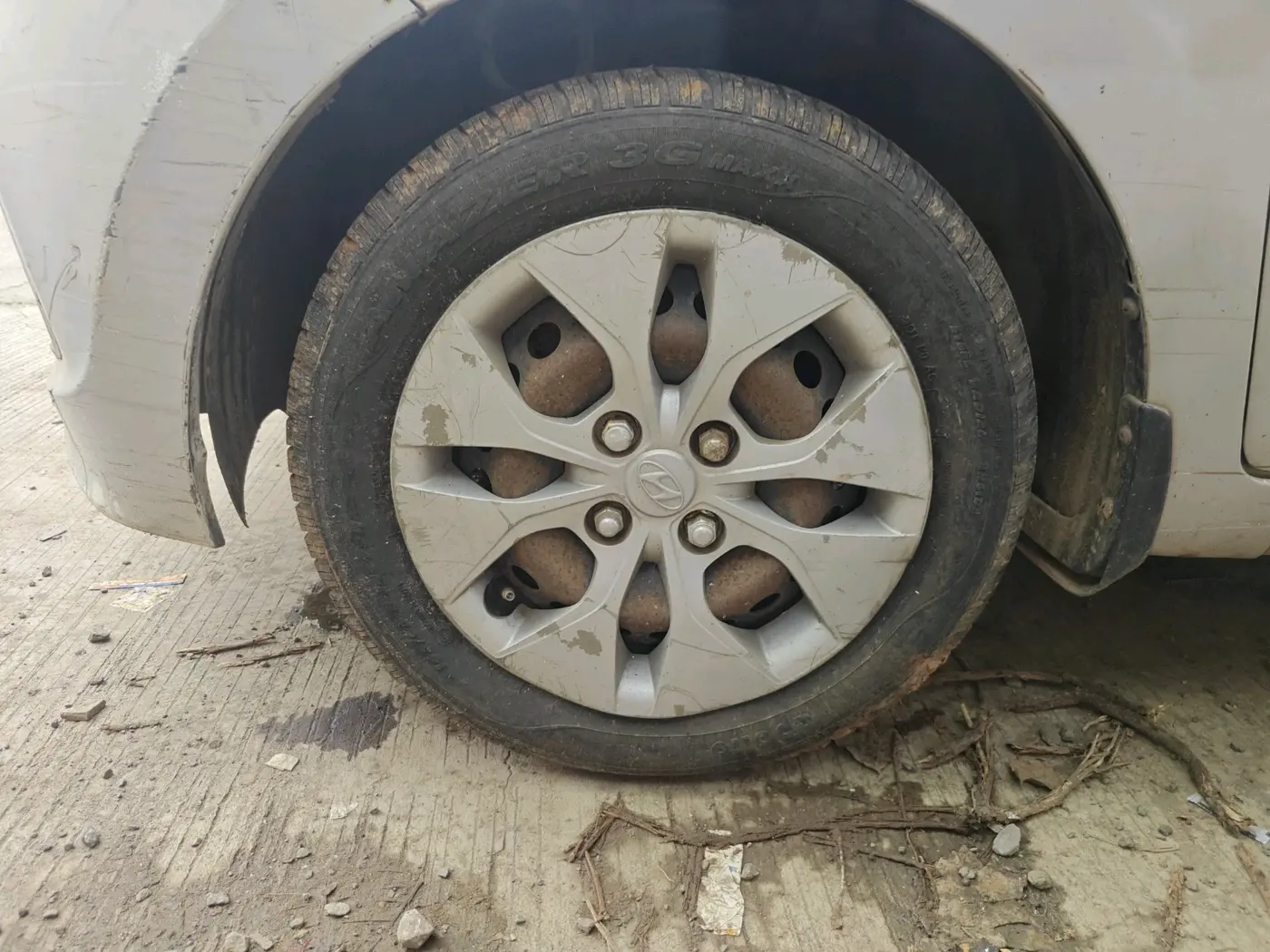 2016 Hyundai Xcent CRDI + ABS, Diesel, Manual, 2,85,858 km, tyre