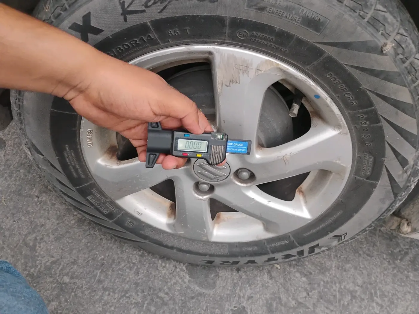 2016 Maruti Swift Dzire LXI (O), CNG, Manual, 2,01,878 km, tyre