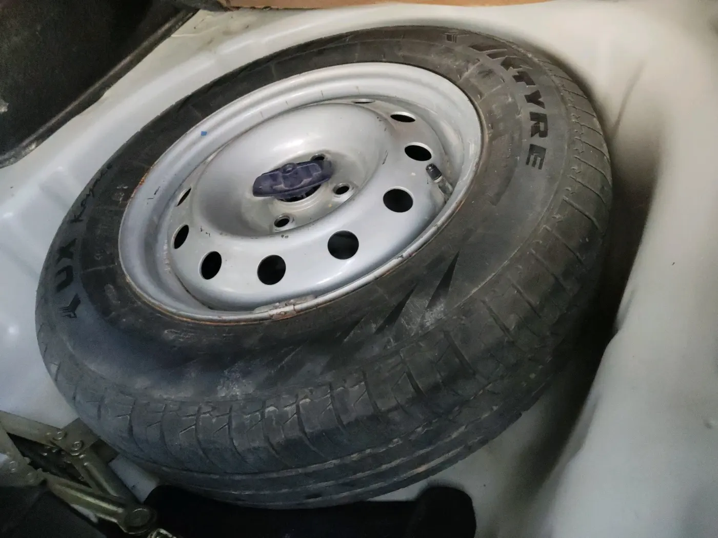 2022 Maruti Dzire LXI, Petrol, Manual, 28,740 km, tyre