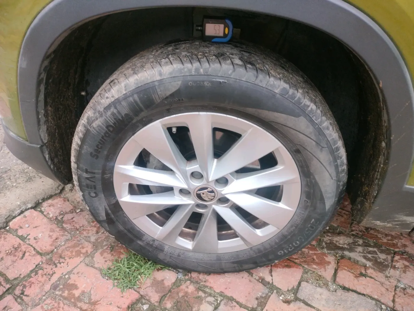 2025 Skoda Kylaq Signature, Petrol, Manual, 32,137 km, tyre