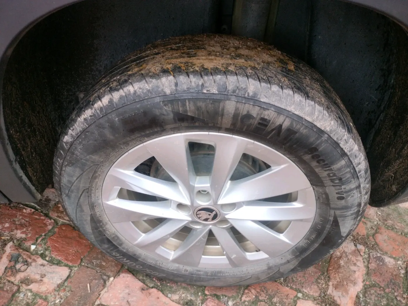 2025 Skoda Kylaq Signature, Petrol, Manual, 32,137 km, tyre