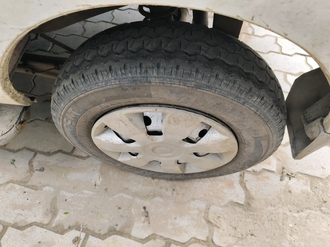 2023 Maruti Eeco 5 STR AC, CNG, Manual, 1,42,785 km, tyre