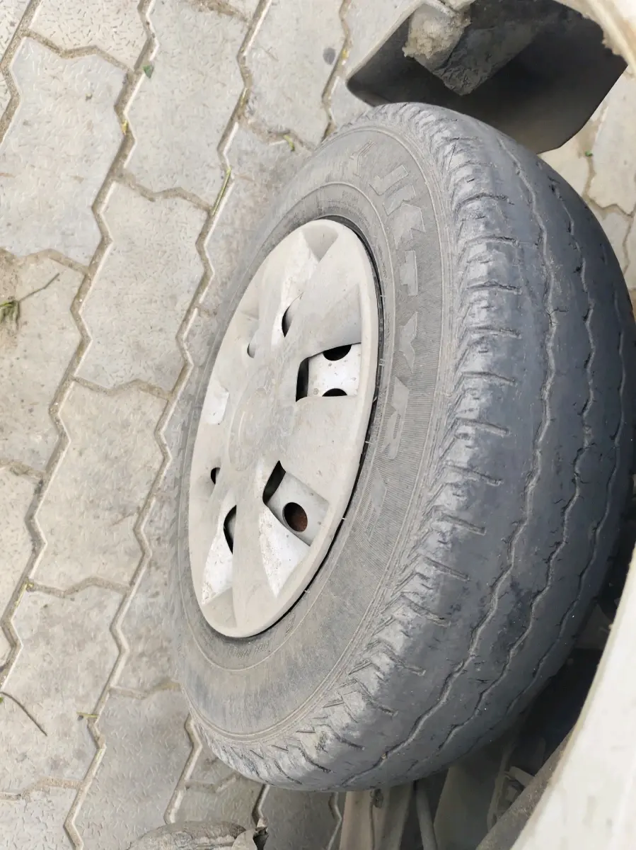 2023 Maruti Eeco 5 STR AC, CNG, Manual, 1,42,785 km, tyre