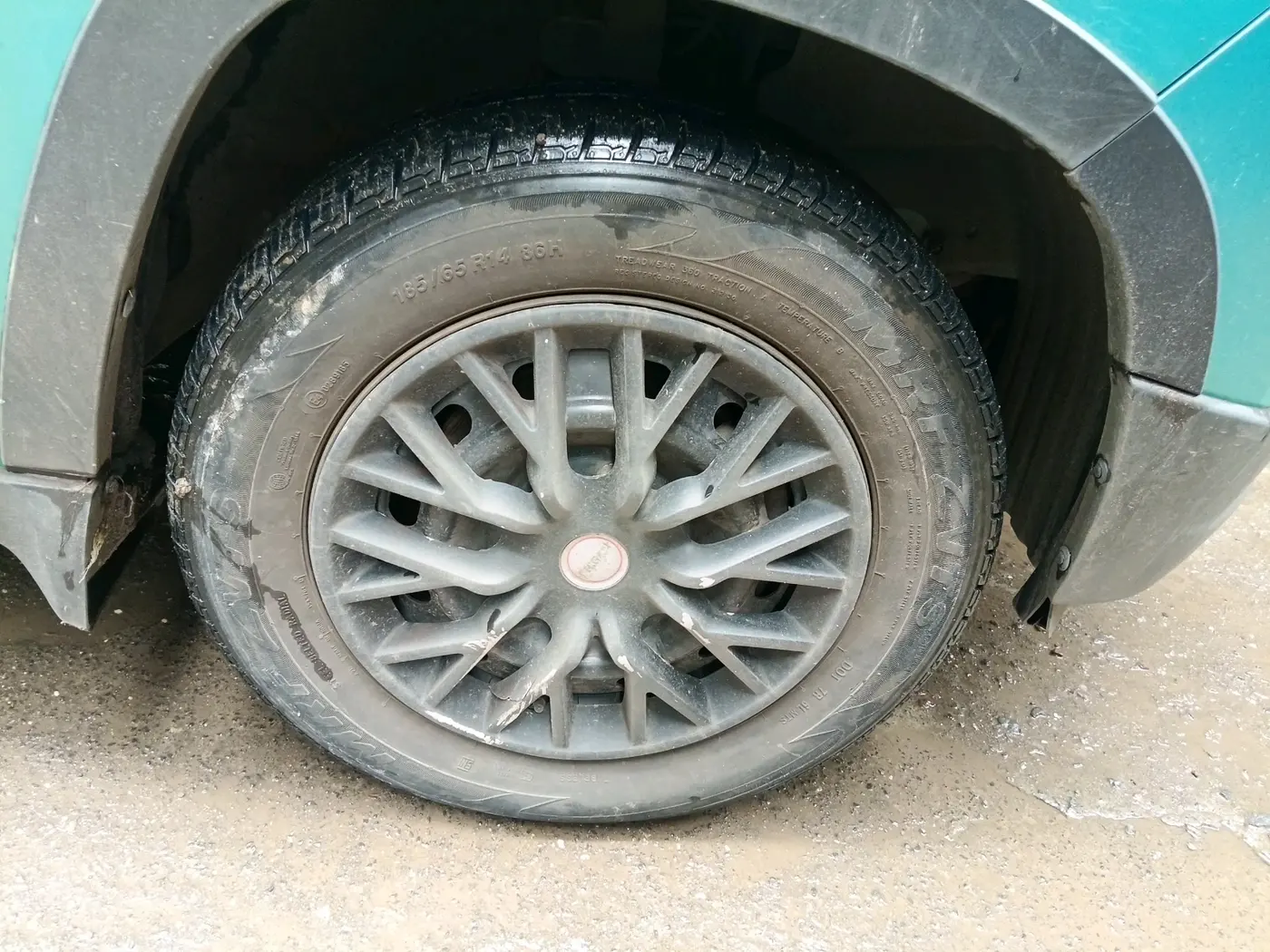 2016 Mahindra Kuv100 K6 6 STR, Petrol, Manual, 1,06,018 km, tyre