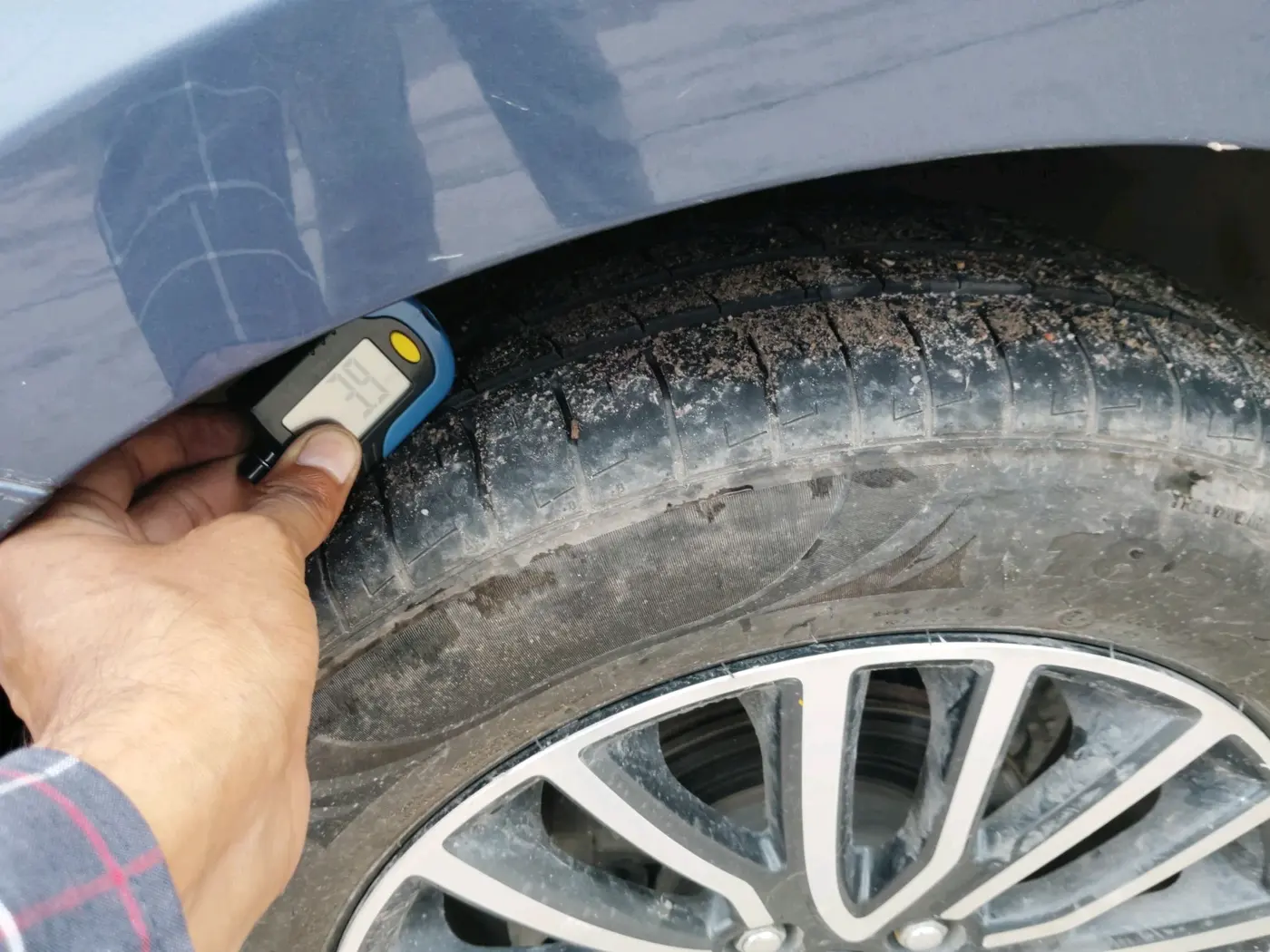 2017 Maruti Dzire ZXI, Petrol, Manual, 50,247 km, tyre