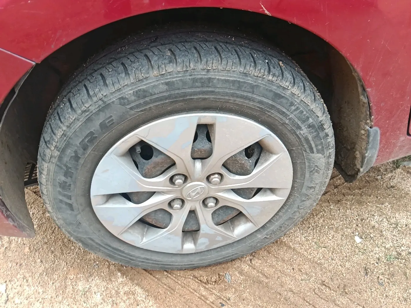 2015 Hyundai Xcent S 1.2, Petrol, Manual, 1,17,599 km, tyre