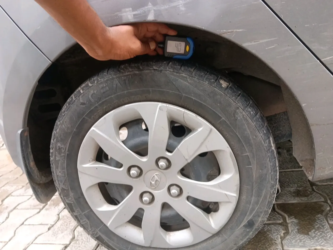 2014 Hyundai Eon MAGNA +, CNG, Manual, 1,46,117 km, tyre