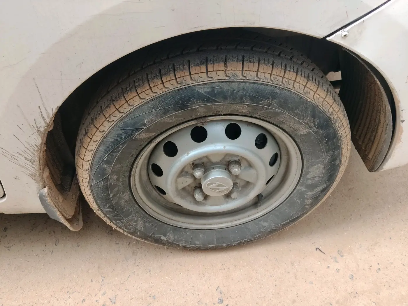 2016 Hyundai Eon ERA +, Petrol, Manual, 65,287 km, tyre