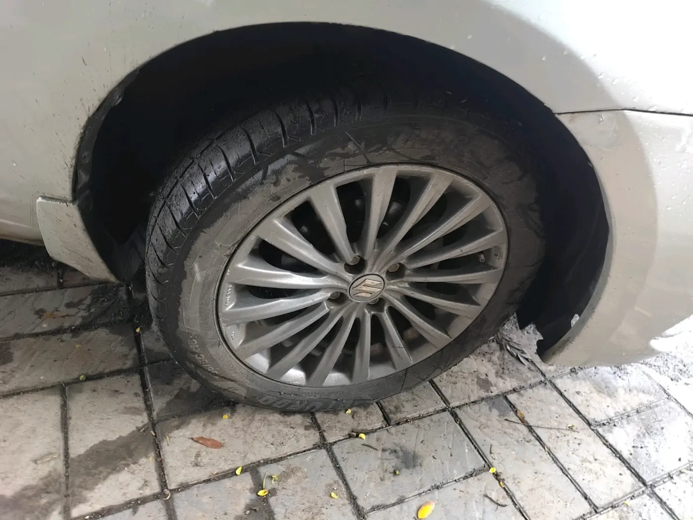 2015 Maruti Ciaz ZDI+ SHVS, Diesel, Manual, 3,53,943 km, tyre