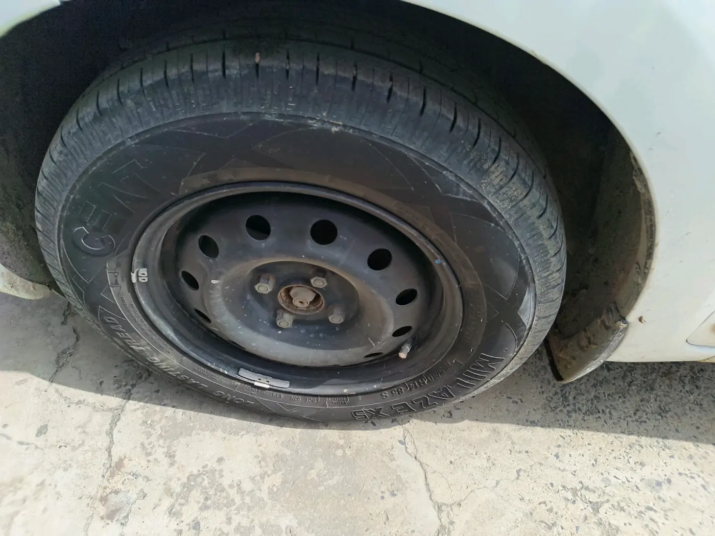 2017 Maruti Dzire VDI, Diesel, Manual, 1,61,665 km, tyre