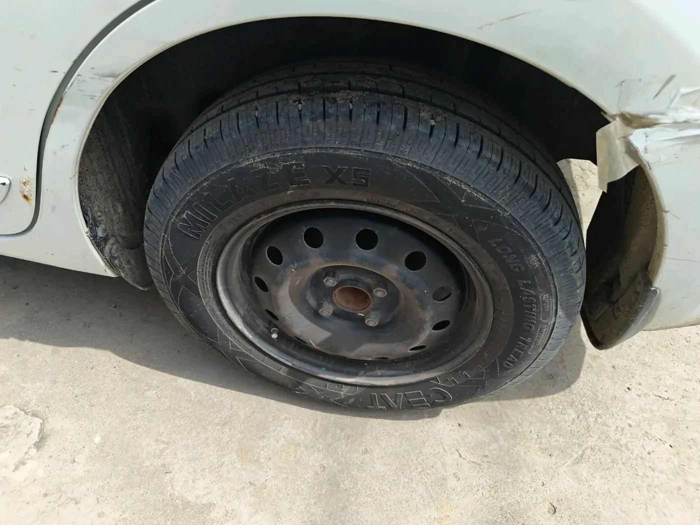 2017 Maruti Dzire VDI, Diesel, Manual, 1,61,665 km, tyre
