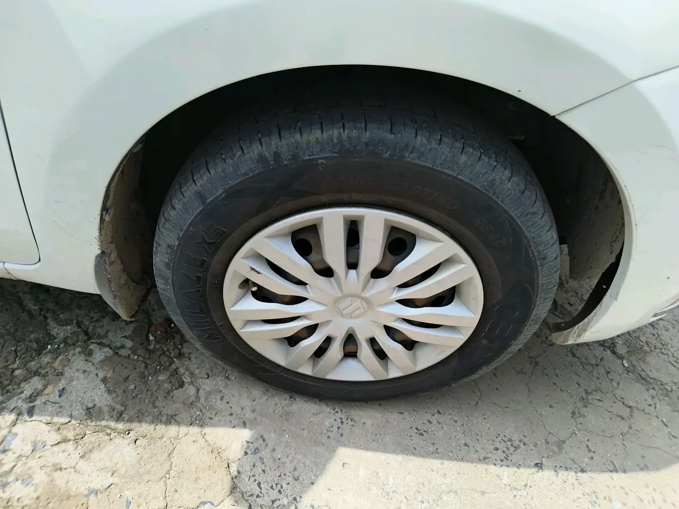 2017 Maruti Dzire VDI, Diesel, Manual, 1,61,665 km, tyre