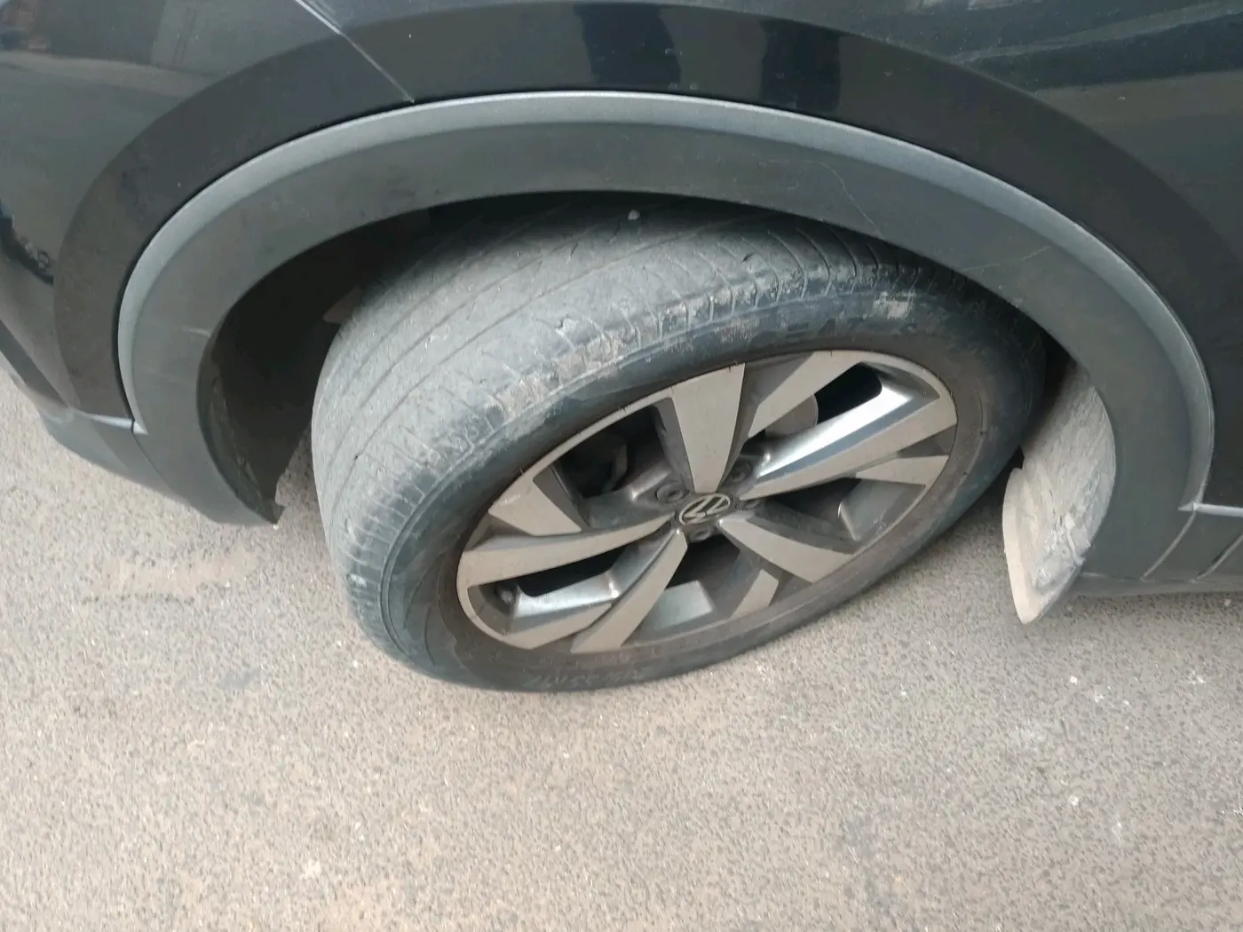 2023 Volkswagen TAIGUN TOPLINE 1.0 TSI AT, Petrol, Automatic, 44,214 km, tyre