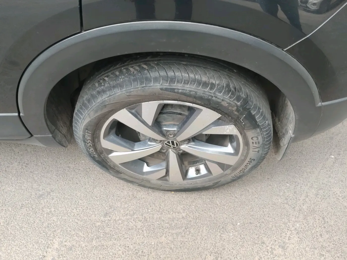 2023 Volkswagen TAIGUN TOPLINE 1.0 TSI AT, Petrol, Automatic, 44,214 km, tyre
