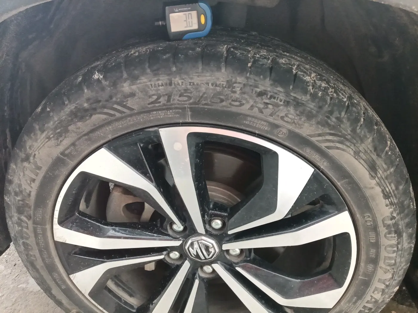 2023 MG HECTOR PLUS SHARP PRO 1.5 PETROL TURBO CVT 7 STR, Petrol, Automatic, 33,675 km, tyre
