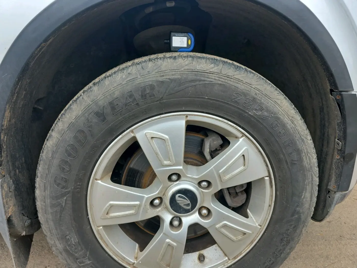 2013 Mahindra XUV500 W8, Diesel, Manual, 1,95,953 km, tyre