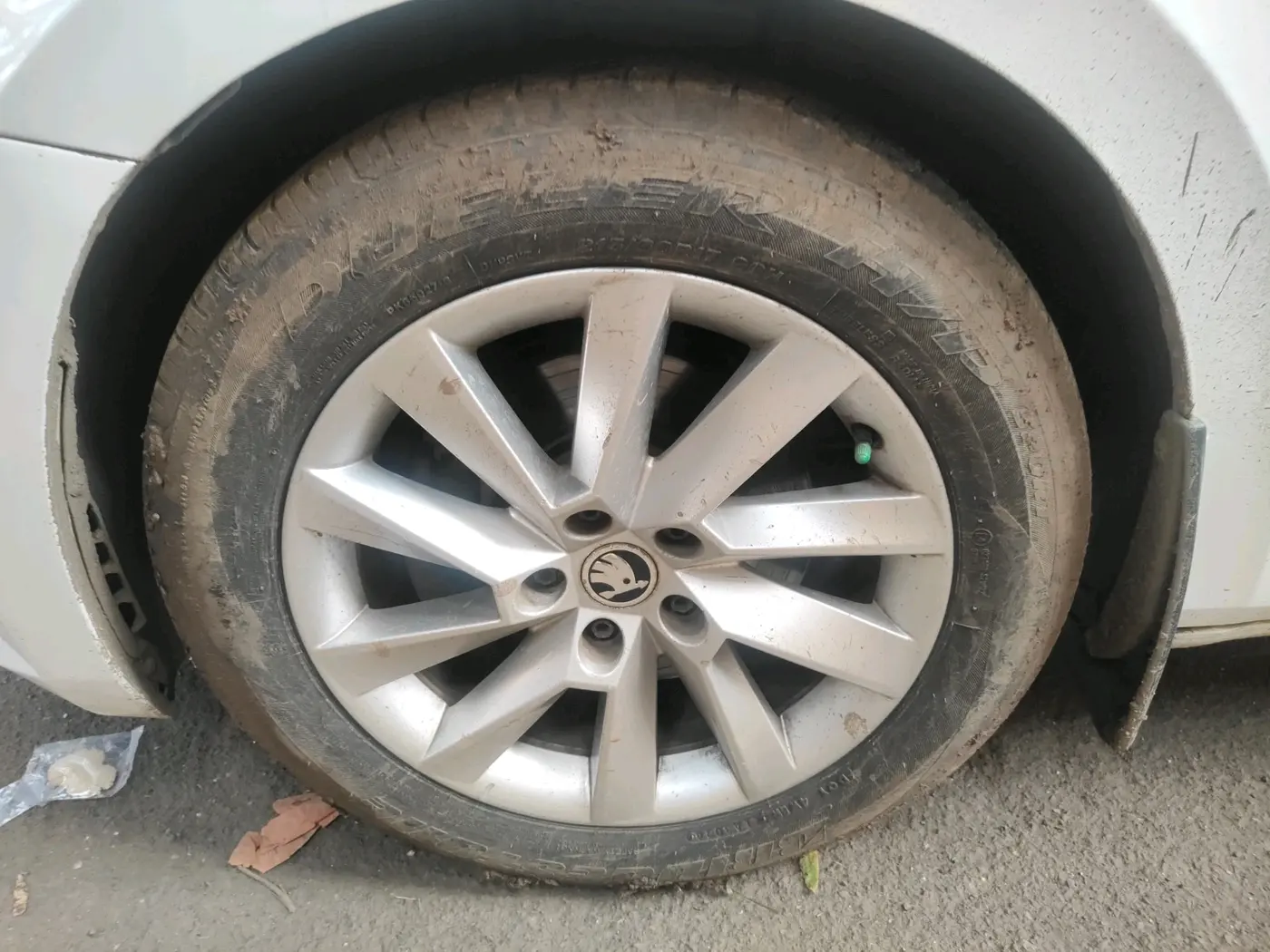 2016 Skoda Superb L&K 2.0 TDI AT, Diesel, Automatic, 2,13,468 km, tyre