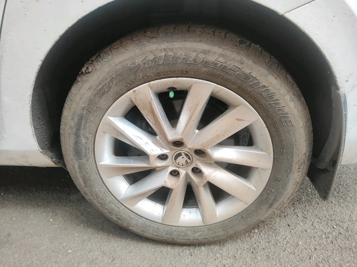 2016 Skoda Superb L&K 2.0 TDI AT, Diesel, Automatic, 2,13,468 km, tyre