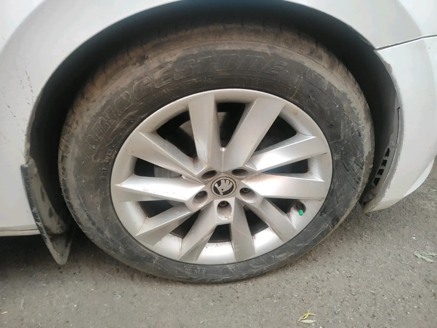2016 Skoda Superb L&K 2.0 TDI AT, Diesel, Automatic, 2,13,468 km, tyre