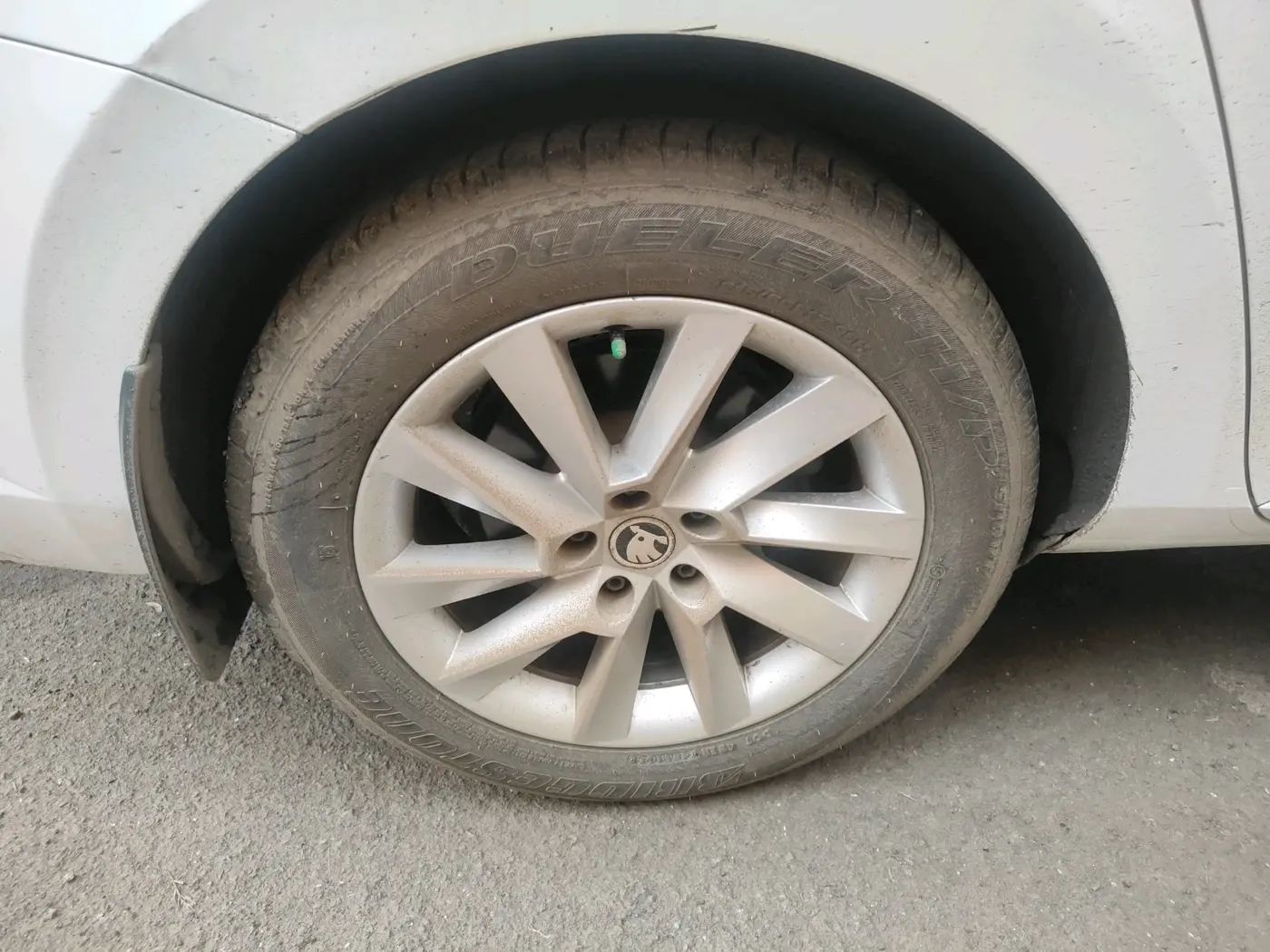 2016 Skoda Superb L&K 2.0 TDI AT, Diesel, Automatic, 2,13,468 km, tyre