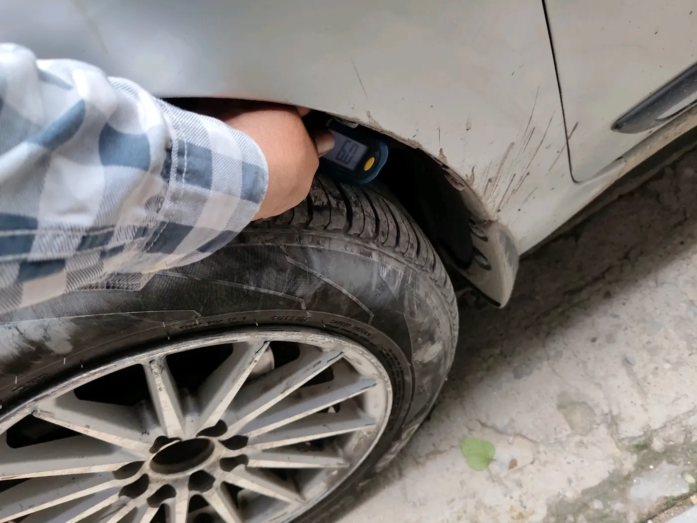 2017 Maruti Dzire VDI, Diesel, Manual, 1,08,802 km, tyre