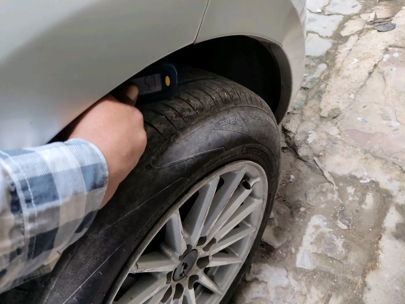 2017 Maruti Dzire VDI, Diesel, Manual, 1,08,802 km, tyre