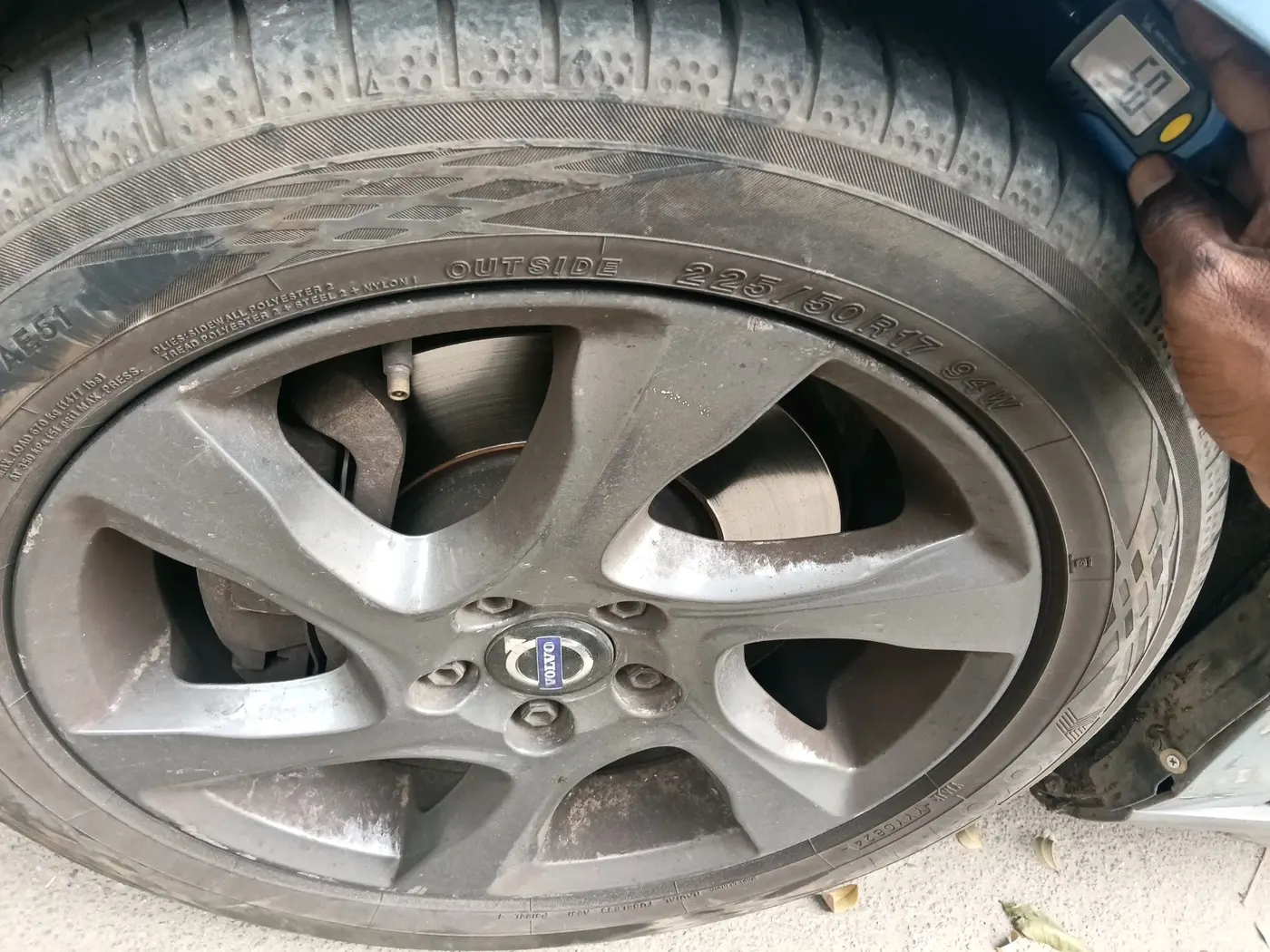 2013 Volvo V40 Cross Country D3, Diesel, Automatic, 1,60,592 km, tyre