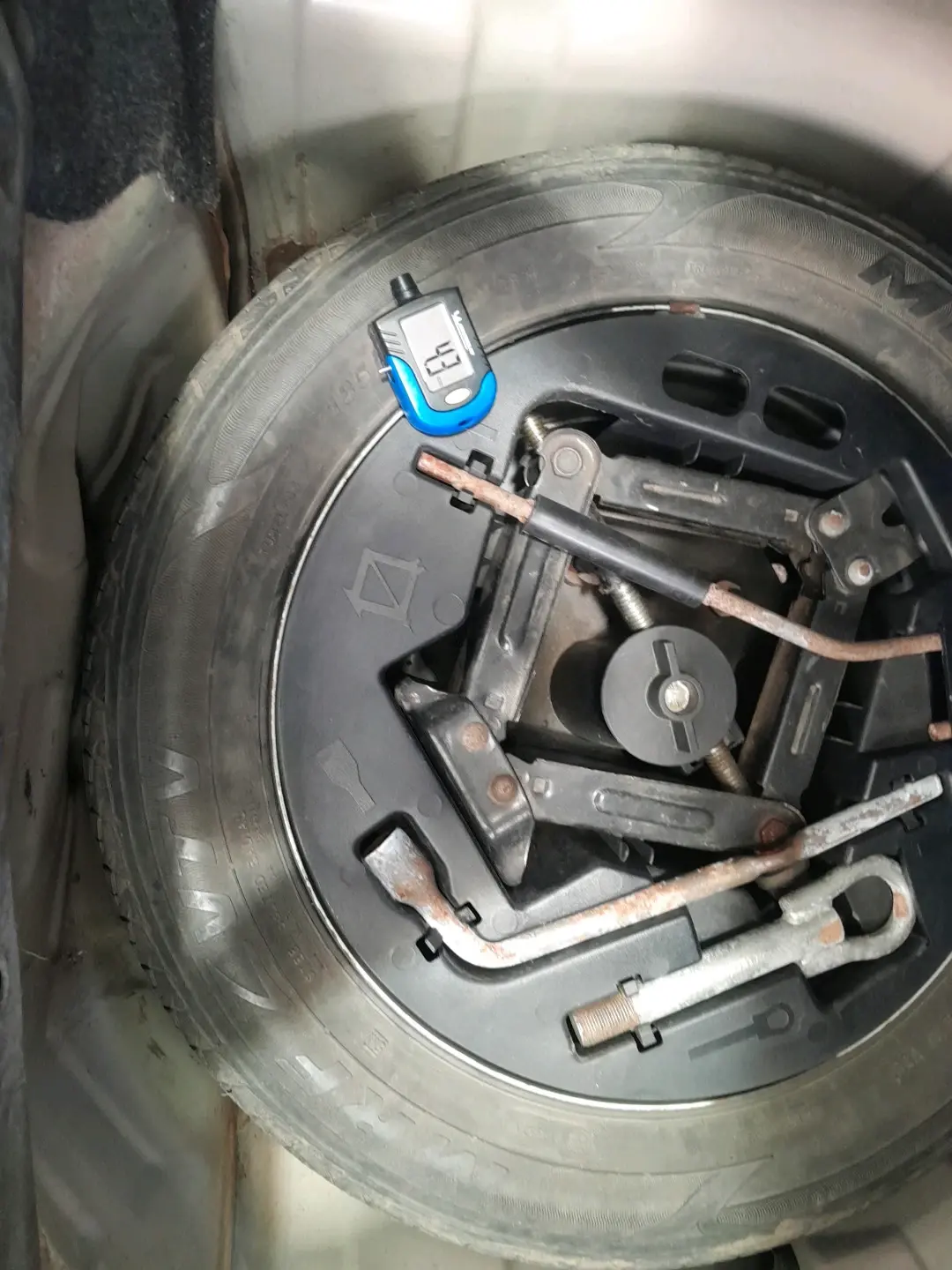 2017 Mahindra Kuv100 K8 6 STR, Petrol, Manual, 52,148 km, tyre