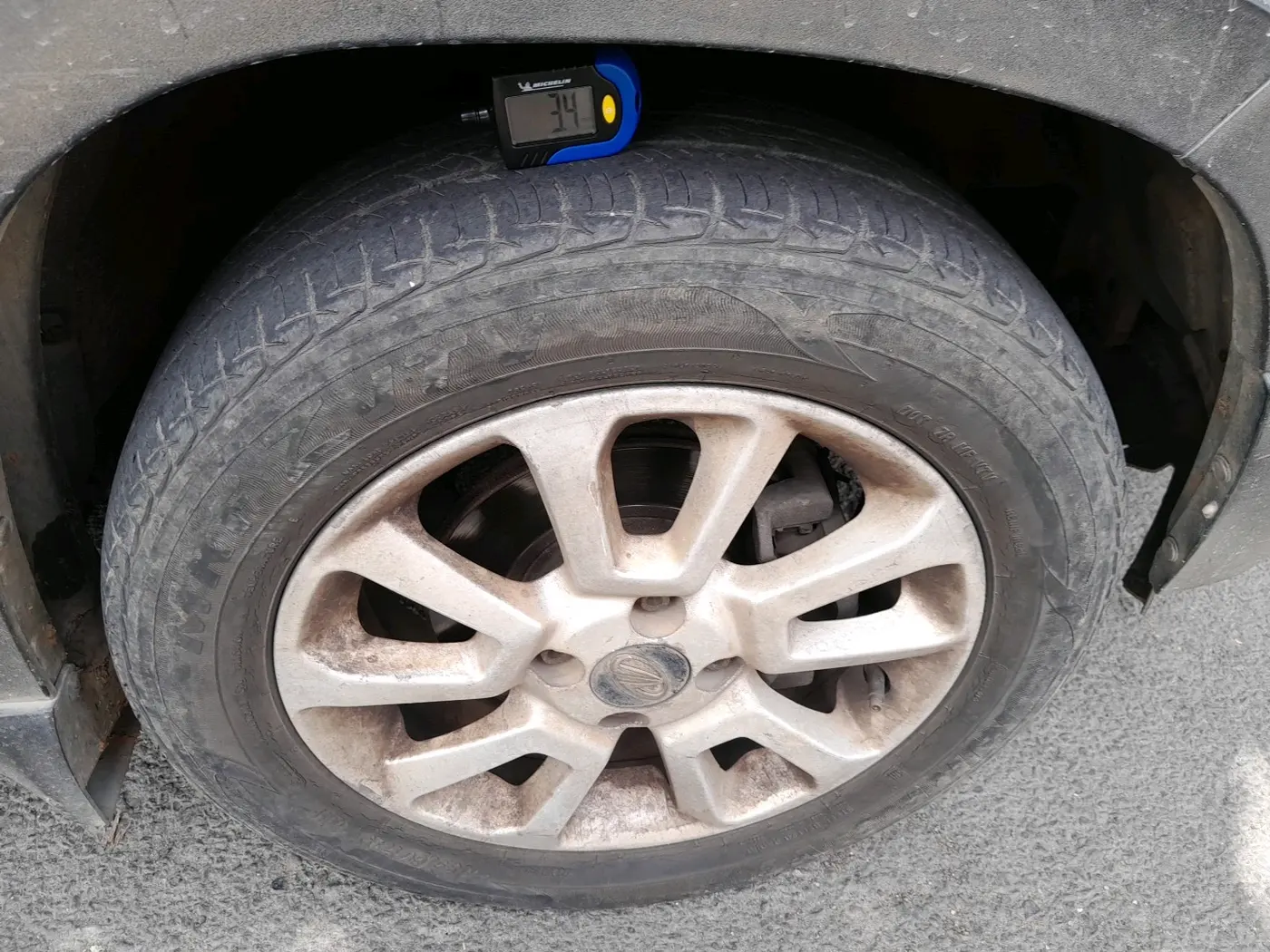 2017 Mahindra Kuv100 K8 6 STR, Petrol, Manual, 52,148 km, tyre