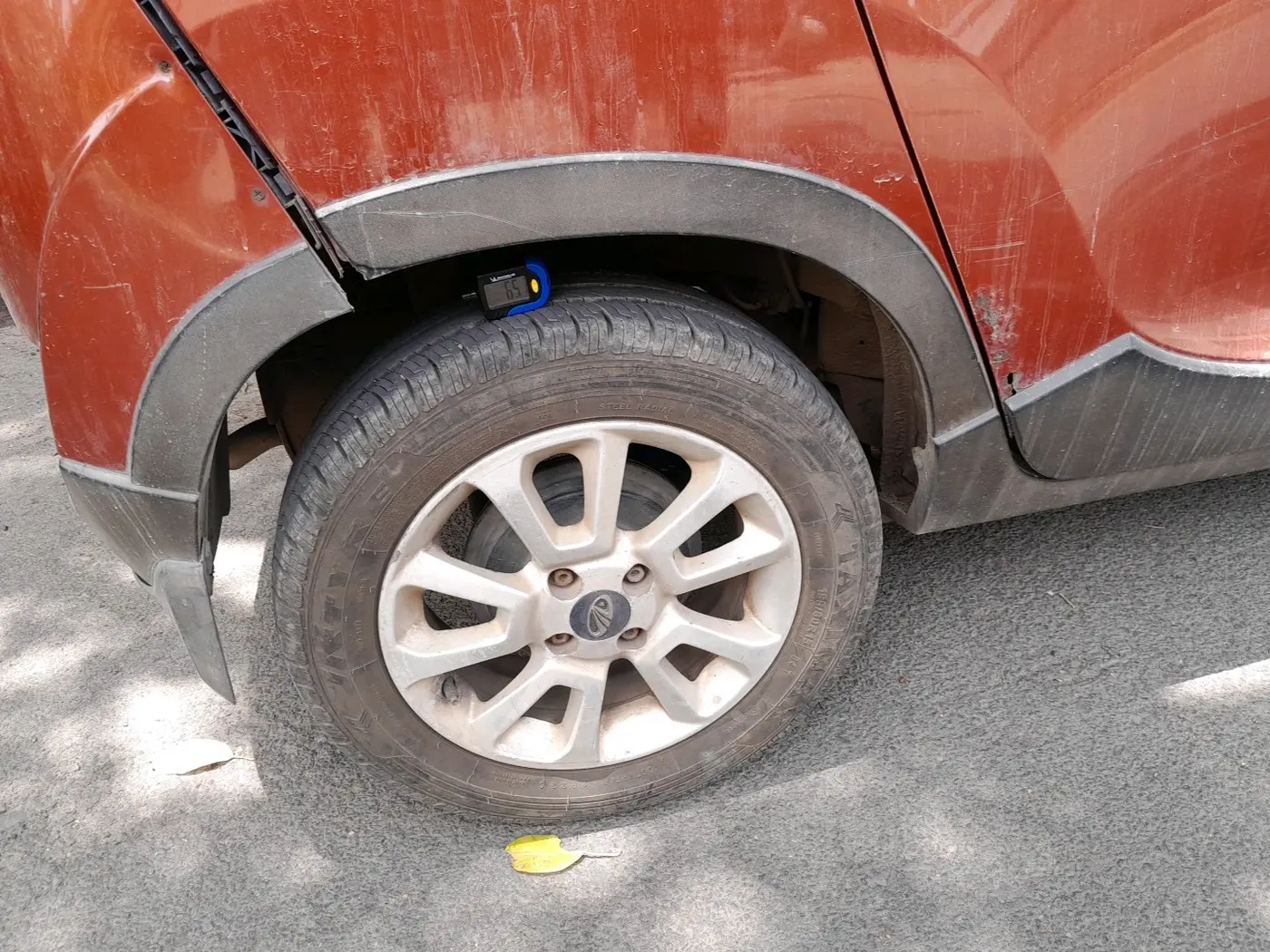 2017 Mahindra Kuv100 K8 6 STR, Petrol, Manual, 52,148 km, tyre