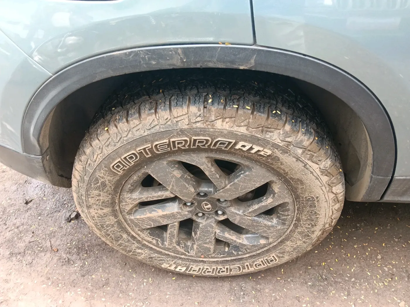 2022 Tata Safari XZA PLUS, Diesel, Automatic, 1,29,248 km, tyre