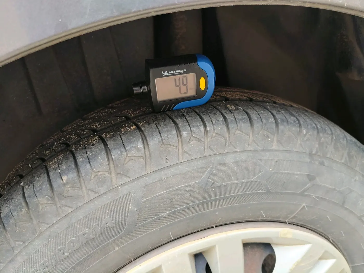 2017 Maruti Dzire VXI AMT, Petrol, Automatic, 81,461 km, tyre