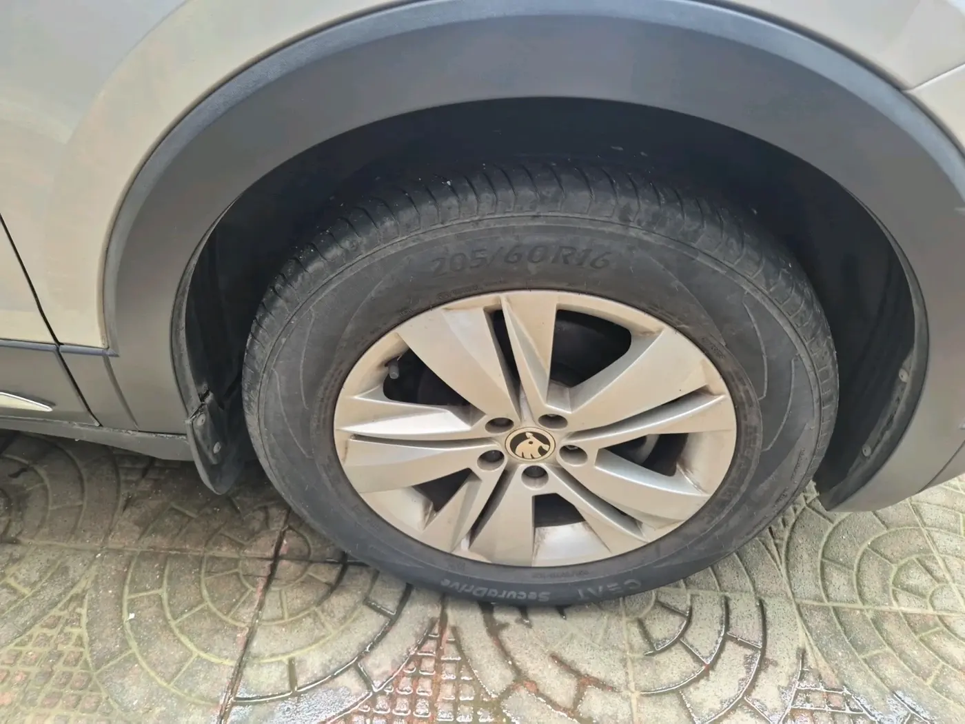 2022 Skoda KUSHAQ AMBITION 1.0L TSI MT, Petrol, Manual, 8,242 km, tyre