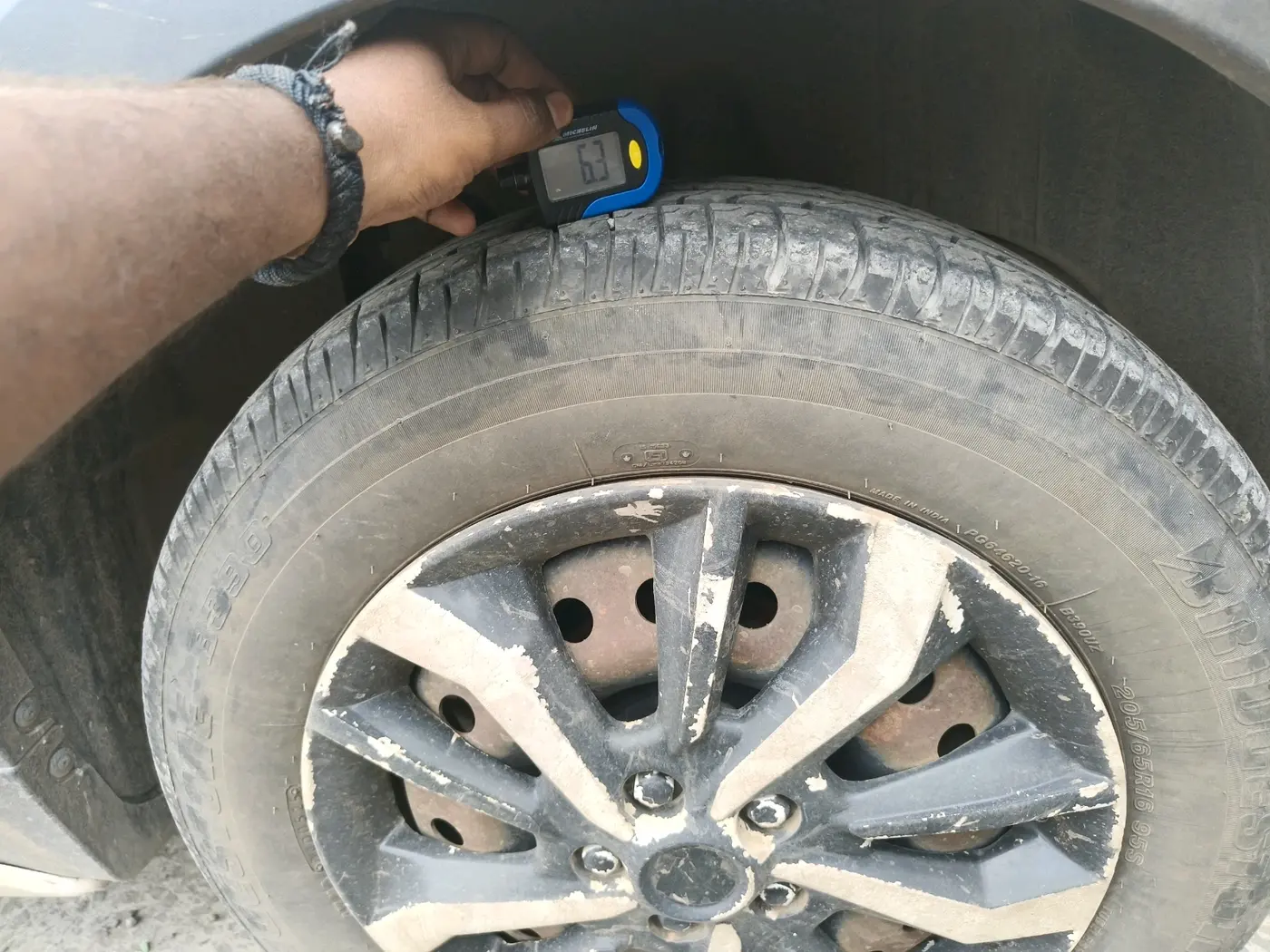2019 Mahindra XUV300 W6 1.2 PETROL, Petrol, Manual, 50,879 km, tyre
